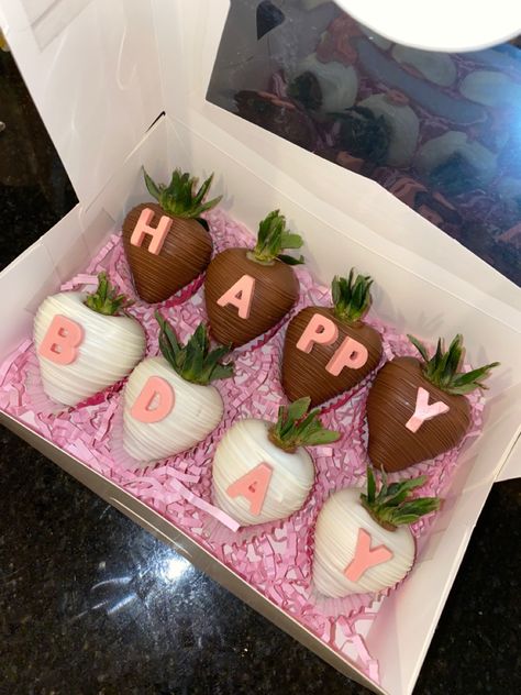 Happy Bday Strawberries, Happy Birthday Chocolate Strawberries, Happy Birthday Strawberries, Choc Strawberries, Strawberry Cover, Birthday Strawberries, Strawberry Ideas, Valentines Brunch, Food Gift Box