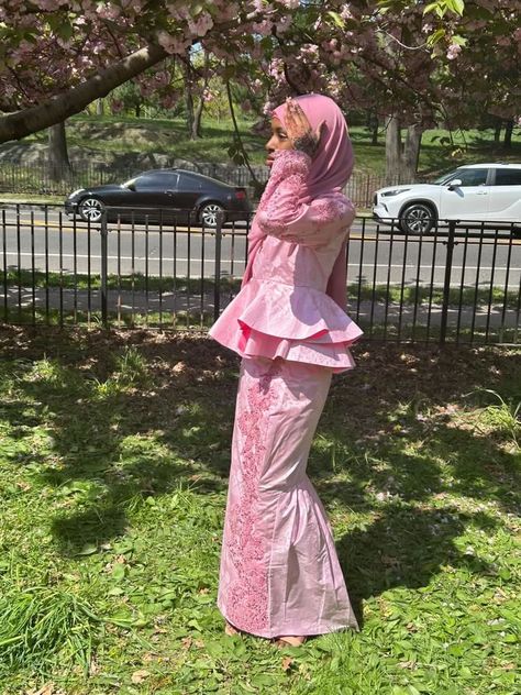 Gambian Bazin Styles, Pink Bazin Styles, West African Eid Outfit Bazin, Eid Outfits African Bazin, West African Eid Outfit, Pink Eid Outfit, Gambian Culture, Pink African Dress, Pink Bazin