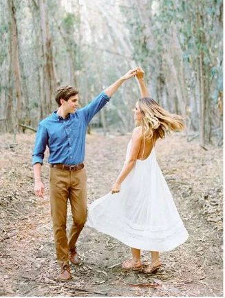 Best Couple Photos, Dancing Poses, Engagement Announcement Photos, Shooting Couple, Anniversary Pictures, Wedding Dress Pictures, Gal Meets Glam, Engagement Photo Poses, Couple Photoshoot Poses