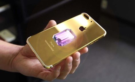 Falcon Supernova iPhone 6 Pink Diamond costs USD 48.5 million. The device is made up of 24-carat gold and is studded with a huge Pink Diamond on the back. #phonecase #phonecasesaesthetic #phonecase #case #phone #iphone #decor #accessories #beauty #Progadget #sexy #theprolifestyle #Expensive #price Iphone 6 Pink, Luxor Las Vegas, Nita Ambani, Flawless Diamond, Gold Apple, Iphone 2, Iphone 3, Diamonds And Gold, Smart People