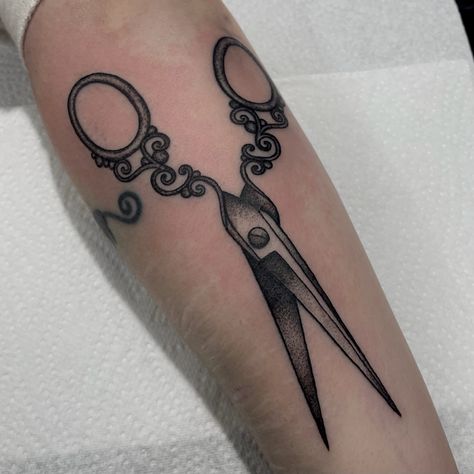 Old Scissors Tattoo, Vintage Shears Tattoo, Tattoos Scissors, Traditional Tattoo Scissors, Vintage Scissors Tattoo, Ninja Tattoo, Tattoo Family, Vintage Scissors, Old School Tattoo Designs