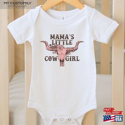 Mama's Little Cowgirl Onesie Western T-Shirt Unisex Check more at https://mycustomily.com/product/mama-s-little-cowgirl-onesie-western-t-shirt-unisex/ Western Bodysuit, Cowgirl Onesie, Rodeo Girls, Bull Rider, Cowboy Baby, Western Babies, Bull Riders, Baby Cowboy, Baby Outfit