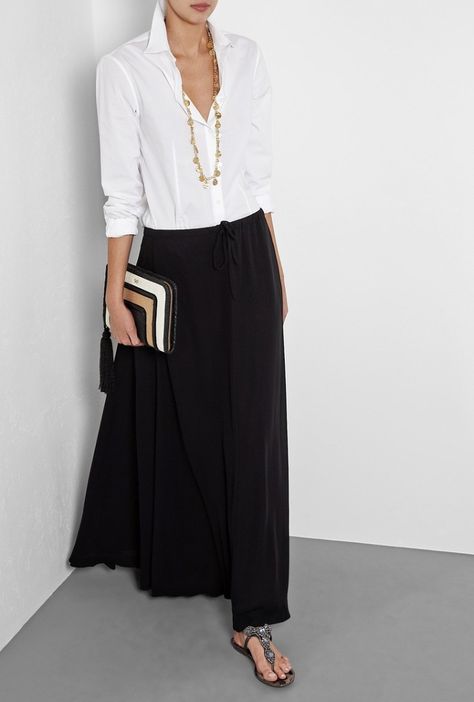 black chiffon maxi skirt with white blouse Queenstown Winter, Mode Over 50, Rok Outfit, Skirt Diy, Over 60 Fashion, 60 Fashion, Trivia Questions, Over 50 Womens Fashion, Queenstown