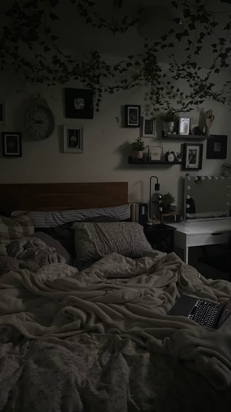 Dark Modern Bedroom Aesthetic, Grayscale Bedroom, Bedroom Aesthetic Modern Cozy, Dark Comfy Bedroom, Room Ideas Bedroom Dark, Dark Minimalist Aesthetic Bedroom, Room Inspo Black Furniture, Dark Room Decor Bedroom Ideas, Dark Room Asthetics Bedrooms