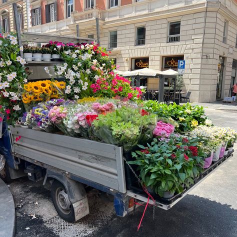 flower truck Truck Full Of Flowers, Tessa Bailey, Flower Truck, Pick Up Truck, Work Truck, Truck Bed, Old Cars, The Back, Pick Up