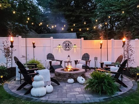 Create a cozy backyard oasis with Adirondack chairs around a lit fire pit! String lights and torches illuminate the space, while a white fence, pumpkins, and greenery add a festive touch. Pool Small, Pools Backyard, Backyard Oasis Ideas, Backyard Renovations, Backyard Remodel, Easy Landscaping, Backyard Inspiration, Have Inspiration, Backyard Inspo