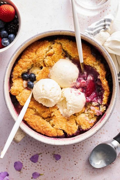 Mixed Berry Cobbler (Quick and Easy) - Food Dolls Old Fashioned Blackberry Cobbler, Mixed Berry Cobbler, Berry Cobbler Recipes, Blackberry Cobbler Recipe, Food Dolls, Sweet Whipped Cream, Blackberry Recipes, Berry Cobbler, Blackberry Cobbler