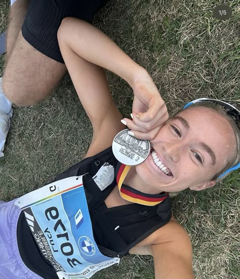 Running Race Day Aesthetic, Half Marathon Pictures, Running Half Marathon Aesthetic, Sprinting Aesthetic, Running Race Aesthetic, Running Inspiration Photos, 5k Aesthetic, Half Marathon Aesthetic, Running Selfie