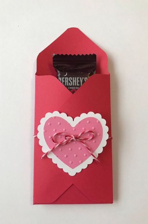 Regalitos chiquitos pero llenos de amor para este San Valentín | Es la Moda Friend Valentine Gifts, Valentine Treat, Diy Gift Set, Astuces Diy, Cute Couple Gifts, Mia 3, Handmade Valentine, Valentine Treats, Diy Valentines Gifts