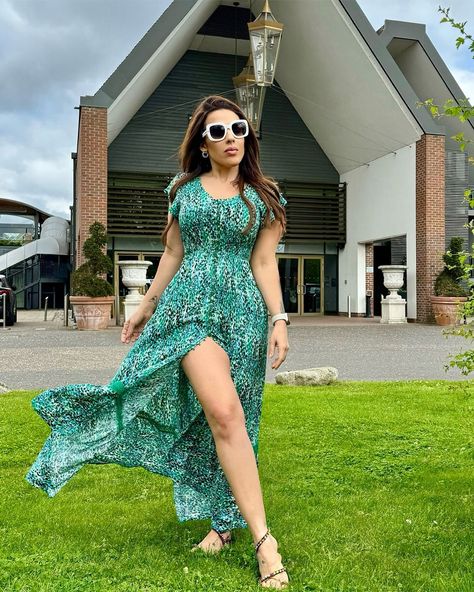 Stepping into summer in style 😎 @fernandapaulaandrade is wearing our gorgeous green maxi dress with sandals and sunnies for the perfect summer outfit. Code: d169783 #IzabelLondon #Style #Dress Maxi Dress With Sandals, Dress With Sandals, Green Maxi Dress, Perfect Summer Outfit, Green Maxi, Maxi Dress Green, Style Dress, Perfect Summer, Summer Outfit