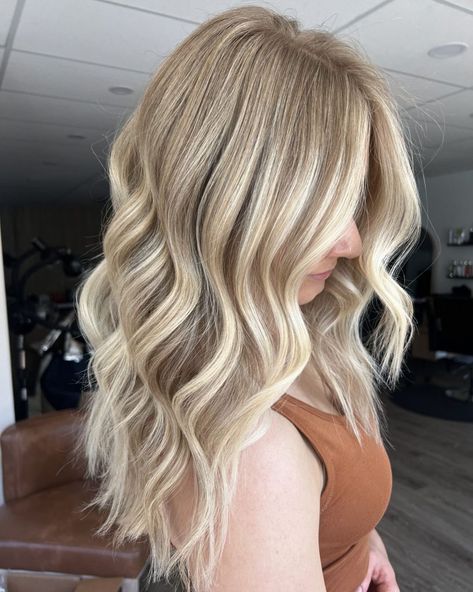 36 Gorgeous Winter Hair Color Ideas for Blondes: From Cool Platinum to Warm Balayage Highlights Vanilla Blonde Highlights On Brown Hair, Blonde Highlights For Winter, Fall Hair For Blondes Low Lights, Winter Blonde Hair Color Ideas, Blonde Highlights 2024, Hair For Blue Eyes And Fair Skin, Blond Hair Ideas Short, Blonde Dimensional Hair Balayage, Subtle Balayage Blonde