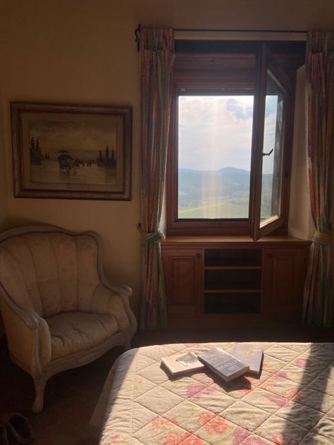 Italian summer, italian countryside, tuscany, books, golden hour, aperol spritz, aesthetic reading, window, aesthetic summer, italian summer, italian bedroom Italy Home Aesthetic, European Aesthetic Bedroom, Italian Room Aesthetic, Italian Bedroom Aesthetic, Italian Countryside Aesthetic, Italian Countryside House, French Countryside Aesthetic, Aperol Spritz Aesthetic, Spritz Aesthetic