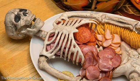 Party serving idea Menu Halloween, Dekorasi Halloween, Uhyggelig Halloween, Spooky Halloween Party, Fun Pics, Halloween Appetizers, Halloween Dinner, Halloween Goodies, A Skeleton