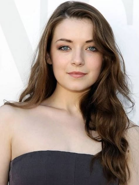 Sarah Bolger Icons, Pretty Brown Hair, Painted Daisies, Sarah Bolger, Redhead Girl, Beauty Icons, Guys And Girls, Woman Face, A Woman