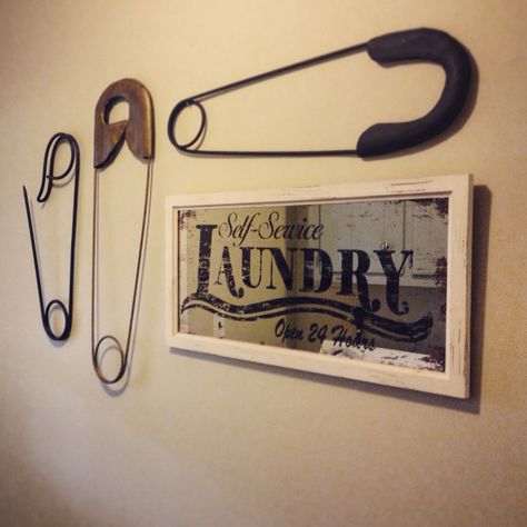 laundry room wall decor large safety pins and mirror Modern Farmhouse Laundry Room Ideas, Farmhouse Laundry Room Decor Ideas, Farmhouse Laundry Room Decor, Primitive Laundry Rooms, Modern Farmhouse Laundry, Farmhouse Laundry Room Ideas, Laundry Room Decor Ideas, Modern Farmhouse Laundry Room, Smelly Towels