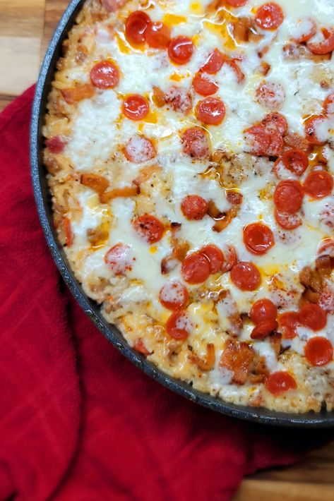 An amazing alternative for pizza night - a one pot rice dish full of cheese, sausage, ham, bacon and pepperoni - Meat Lovers Rice #onepotwonder #onepotmeal #ricedishes #onepotrice #pizzalover Pizza Rice, Crock Pot Pizza, Galveston Diet, Cheesy Rice, Meat Lovers Pizza, Rice Skillet, Pot Dinners, Flavored Rice, One Pot Dinners