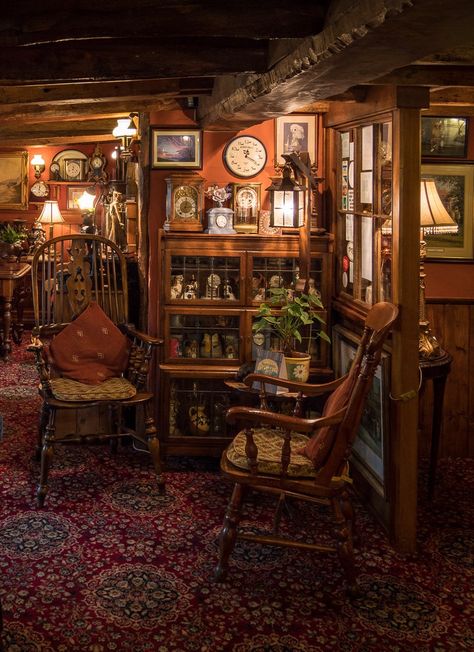 Country Maximalism, Bayou House Interior, Dark Academia Tiny House, Tavern Bedroom, Ornate Bedroom, New Orleans Interior Design, Cozy Maximalism, Vintage Maximalism, Vintage Decor Ideas