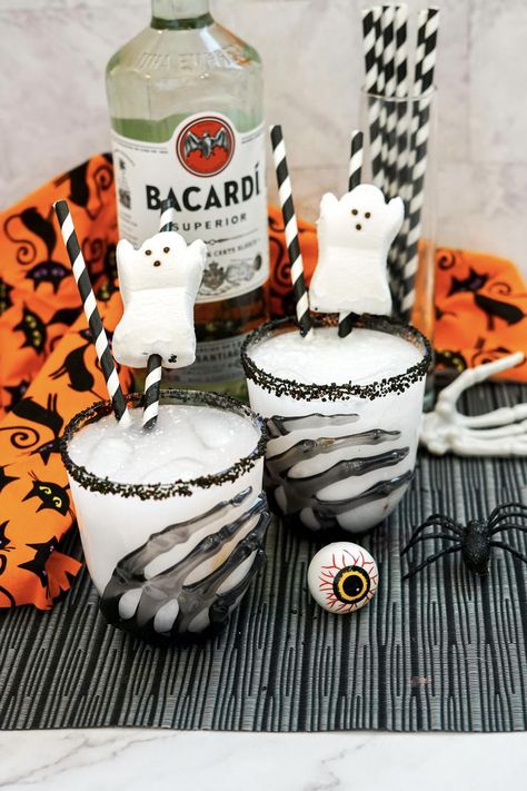 Drunken Ghost Cocktail, Drunk Ghost Cocktail, Drunk Ghost Drink, Bacardi Mixed Drinks, Halloween Mixed Drinks, Ghost Cocktail, Ghost Drink, Rum Alcohol, Fun Drinks Alcohol