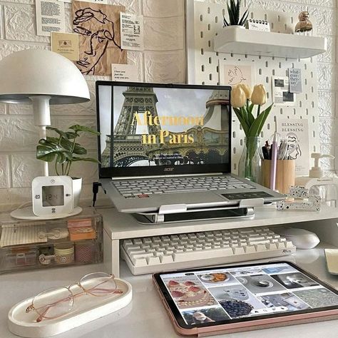 Desk Ideas Korean, Colorful Desk Setup, Laptop Desk Setup, Small Desk Setup, Desk Setup Cozy, Kawaii Setup, Feel Aesthetic, Cozy Hobbies, Atelier Ideas