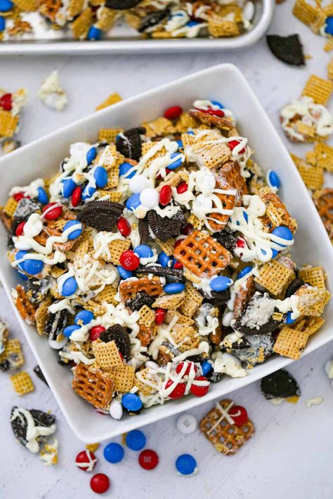 Peanut Butter Chex Mix, Peanut Butter Chex, Savory Chex, Chex Party Mix Recipe, Retreat Food, Party Mix Recipe, Chex Party Mix, Easy Easter Desserts, Patriotic Desserts