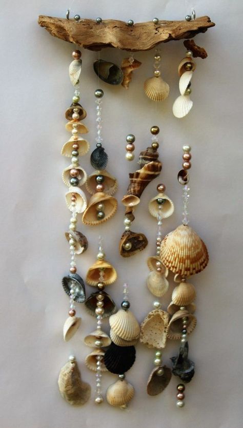 Shell Windchimes, Carillons Diy, Seashell Art Diy, Seashell Wind Chimes, Wind Chimes Homemade, Shell Wind Chimes, Wind Chimes Craft, Oyster Shell Crafts, Seashell Wall Art