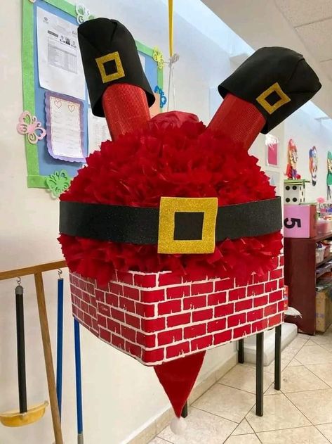 Christmas Piñatas Ideas, Posada Ideas, Christmas Piñatas, Christmas Pinata, School Door Decorations, Piñata Ideas, Diy Pinata, Paper Christmas Ornaments, Christmas School