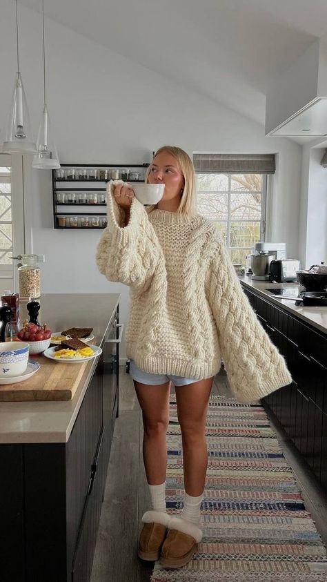 Cabin Outfit, Cozy Sweaters Outfits, Estilo Indie, Skandinavian Fashion, Rose Hill, Pullover Outfit, Uggs Outfit, Fall Mood, Looks Street Style