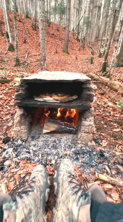 Bushcraft Fireplace, Cave Camping, Primitive Cooking, Dog Nature, Bushcraft Shelter, Stone Oven, Primitive Technology, Camping Diy, Cooking Pizza