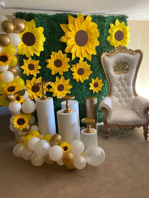 Sunflower backdrop Sunflower Parade Float Ideas, Sunflower Backdrop Ideas, Sunflower Backdrop, Sunflower Birthday Parties, Bike Parade, Sunflower Birthday, Fall Wedding Ceremony, Sunflower Party, Bee Birthday Party