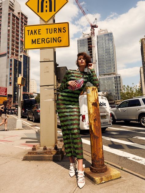 Eloisa Fontes Wears Bold Street Fashion in Glamour Bulgaria Street Fashion Shoot, Street Fashion Photoshoot, Fashion Fotografie, Photography Editorial, Street Portrait, Fashion Photography Poses, Fashion Photography Inspiration, Cooler Look, Street Fashion Photography