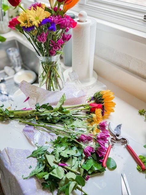 5 Helpful Tips for Arranging Flowers like a Pro! These easy tips will make your grocery store flowers last longer and stay vibrant! How To Arrange Grocery Store Flowers, Grocery Store Flower Arrangements Diy, Grocery Store Flowers, Flowers Last Longer, Arrange Flowers, Arranging Flowers, Easy Hacks, Beautiful Bouquets, Flower Arrangements Diy