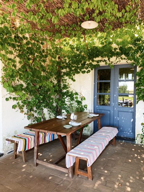 Portuguese Country House, Portuguese Houses, Portugal Country House, Porches Portugal, Traditional Portuguese House Exterior, Outdoor Decor Backyard, Bougainvillea, Dream Apartment, Dream House Decor