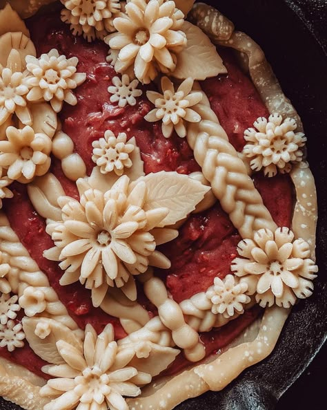 Creative Pie Crust, Pretty Pie Crust, Fancy Pie Crust, Pie Crust Art, Crust Designs, Creative Pies, Decorative Pie Crust, Pie Crust Designs, Pie Decoration