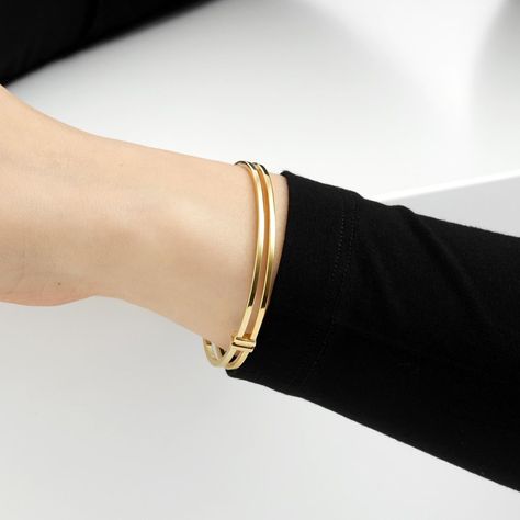 Minimalist Bangles Gold Bracelets, Gold Bangle Modern Design, Solid Bracelet Gold, Bracelet Bangles For Women, Women Gold Bangles Design, Office Wear Gold Bangles, Modern Gold Jewellery, Solid Gold Bracelet For Women, Gold Modern Jewellery