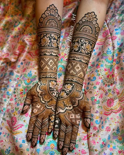 Traditional Mehndi Designs Indian Bridal, Mehendi Designs For Wedding, Mendi Night, Lotus Henna Design, Henna Design Bridal, Mehndi Designs Indian, Bridal Mendhi, Mehndi Floral, Minimal Mehndi