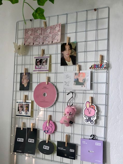 Wall Grid Kpop, Kpop Grid Wall, Wall Grid Ideas, Grid Wall Decor, Room Maker, Grid Wall, Kpop Room, Living Room Furniture Arrangement, Dekorasi Kamar Tidur