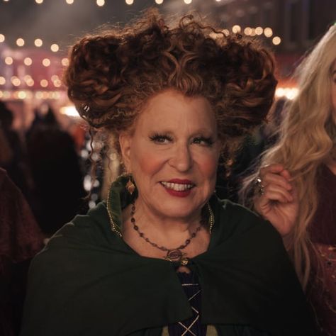 How Hocus Pocus 2 Addresses the Virgin Issue Winnie Sanderson Makeup, Winnie Hocus Pocus, Winnie Sanderson, Halloween Captions, Kathy Najimy, Hocus Pocus Movie, Mary Sanderson, Sarah Sanderson, Winifred Sanderson