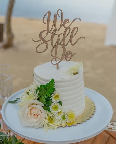 Here are some creative and beautiful beach-themed wedding cake ideas . #weedings #weddingsroatan #weddingplanner #weddingdestinations #weddingscakes #roatan #crusier #weddings2025 Small Vow Renewal Ceremony On The Beach, 1 Year Vow Renewal Ideas, Anniversary Beach Ideas, Vow Renewal Cake Topper, Vow Renewal Food Ideas, Renewal Of Vows Ideas Receptions, Vow Renewal Ideas 10 Year, 15th Anniversary Idea, Beach Vow Renewal Ideas