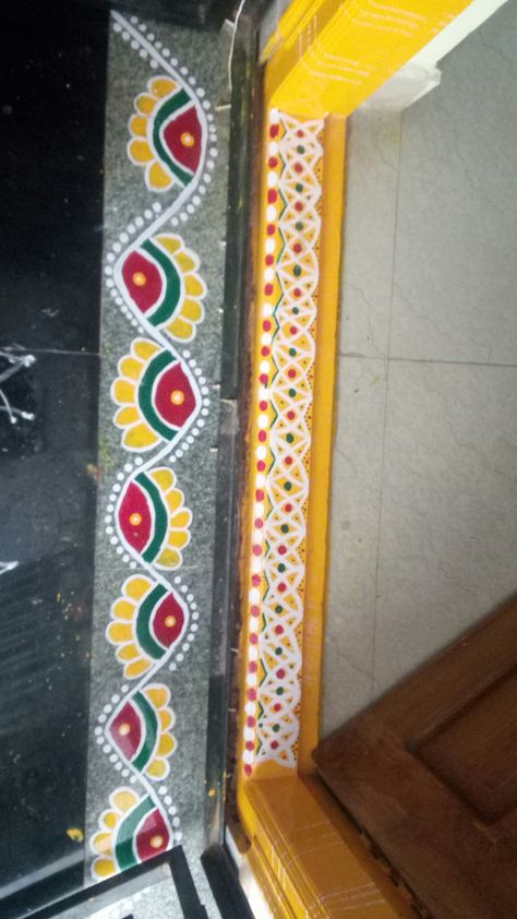 Door Alpona Designs Simple, Gadapa Designs, Door Rangoli, Dhanurmasam Muggulu, Border Kolam, Puja Decor, Door Painting, Border Rangoli, Floor Painting