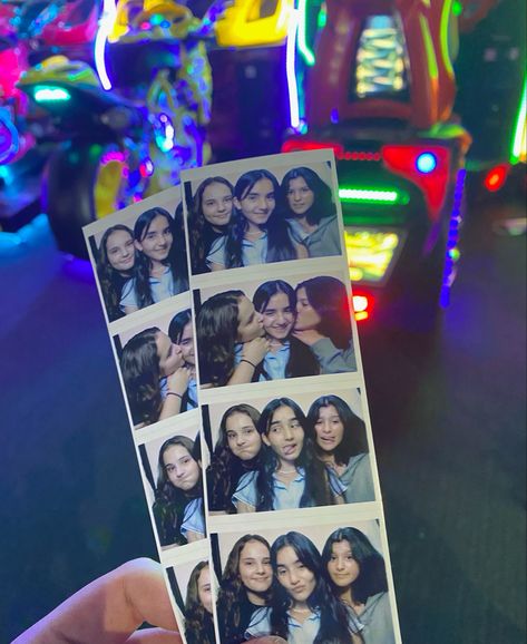 Arcade Friends Aesthetic, Girl Dates Friends, Carnival With Friends, Arcade Aesthetic Friends, Arcade Date Aesthetic, Fun Summer Ideas With Friends, Arcade Photobooth, Friend Dates Aesthetic, Arcade With Friends