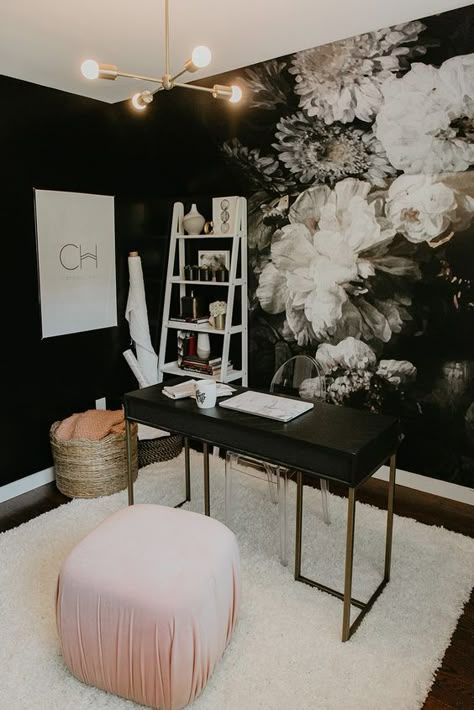 a fancy home office with a dark floral wall, a black and brass desk, a clear chair, a pink pouf and a basket plus a ladder shelving unit Clear Chairs, Glam Office, Wallpaper Office, Bedroom Minimalist, Office Wallpaper, Salon Suites, Inspiring Wallpaper, Wallpaper Minimalist, Fancy Houses