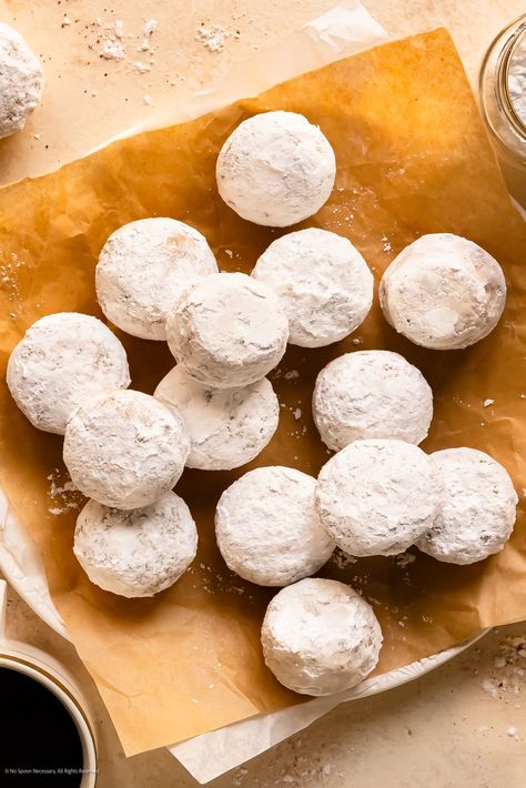 Photo of a serving tray containing with powdered sugar donut holes. Powdered Donut Holes, Donut Hole Recipe, Doughnut Holes, Powdered Donuts, Sugar Donut, Powder Sugar, Donut Holes, Mini Donuts, Bowl Recipe