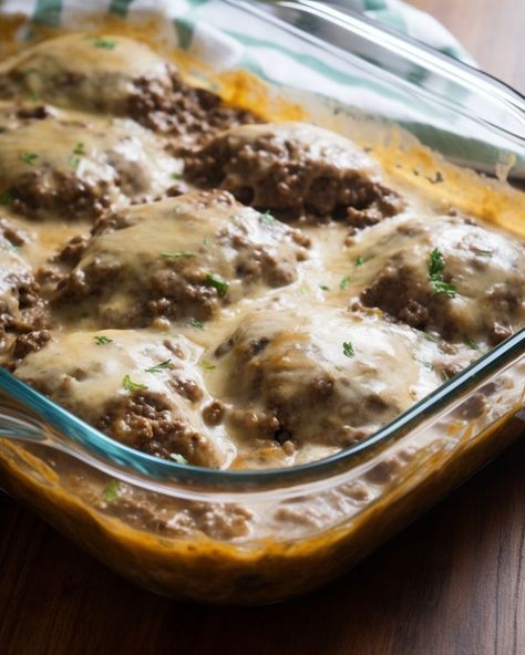 I've never seen my guests enjoy a dish as much as they do this one when I serve it at dinner parties Hamburger Dishes, Chicken Honey, Baked Steak, Avocado Dip, Beef Casserole Recipes, Amish Recipes, Food Heaven, Beef Recipes Easy, Easy Casserole Recipes