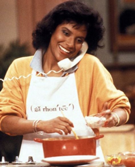 Phylicia Rashad as Claire Huxtable in “The Cosby Show” (1988) Cosby Show, Tv Moms, Phylicia Rashad, The Cosby Show, Top Tv, Bill Cosby, Lessons Learned In Life, On The Phone, Black Families