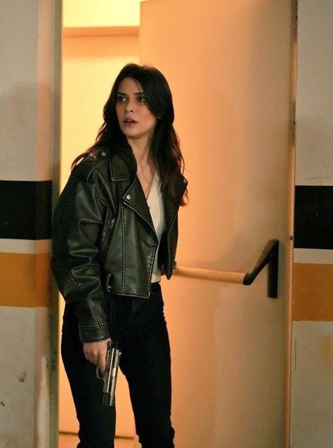 Detective Woman Character, Fbi Agent Aesthetic Female Outfit, Detective Outfit Female, Female Detective Outfit, Women Detective Outfit, Detective Aesthetic Outfit, Valentino Aesthetic, Female Spy, Alexandra Rodriguez