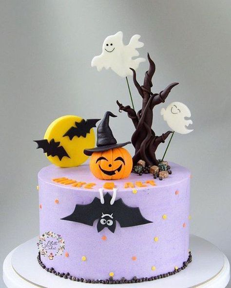 Inspire-se nessas dicas de pratos doces e salgados e produza uma mesa horripilante Halloween Tårta, Halloween Cupcake Design, Halloween Cake Design, Cute Halloween Cakes, Halloween Torte, Pasteles Halloween, Halloween Birthday Cakes, Halloween Themed Food, Halloween Themed Birthday Party