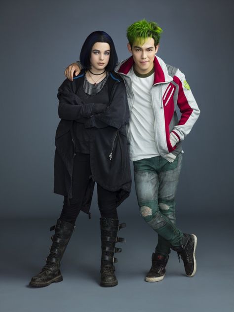 Dc Titans Wallpaper, Teagan Croft, Titans Dc, Ryan Potter, Robin Pictures, Teen Titans Love, Dc Titans, Cosplay Couple, Raven Cosplay