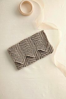 9 Free Crochet Patterns Bridal Clutch & Wedding Bags Uncinetto Zig Zag, Knitted Purse, Bridesmaid Purses, Confection Au Crochet, Crochet Wedding, Crochet Clutch, Bridal Clutch, Crochet Purse, Crochet Purse Patterns