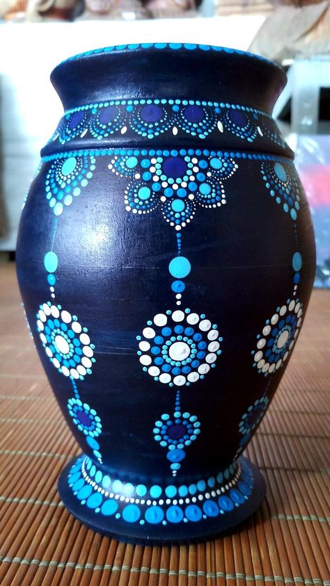 Mandala Art On Matka, Mandala On Pot, Pot Designs Painted Indian, Mandala Vase, Decorating Ideas Handmade, Painted Pots Diy, Flower Pot Design, Diy Glass Bottle Crafts, Wine Glass Art