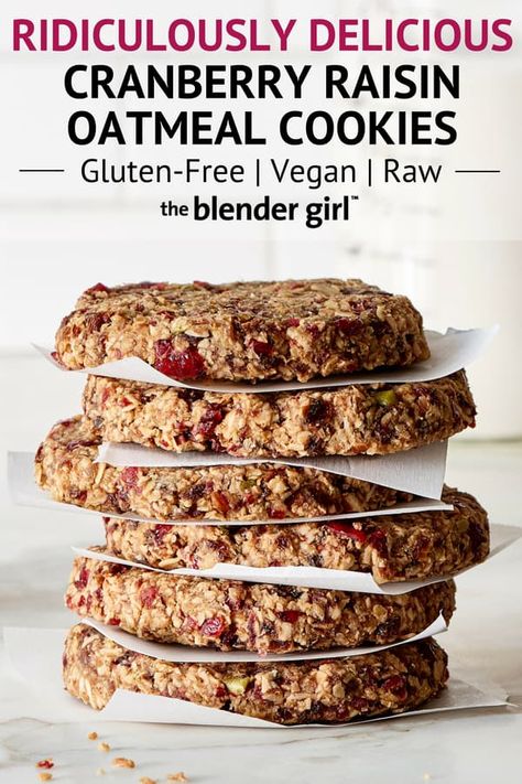 Raw Vegan Raisin Cranberry Oatmeal Cookies - The Blender Girl Raw Vegan Oatmeal Cookies, Raw Vegan Holiday Recipes, Raw Vegan Cookies, Cranberry Deserts, Raisin Oatmeal Cookies, Raw Cookies, Raisin Oatmeal, Gluten Free Oatmeal Cookies, Cranberry Oatmeal